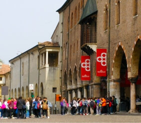 Coda davanti a Palazzo Ducale