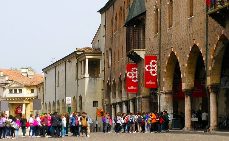 Coda davanti a Palazzo Ducale